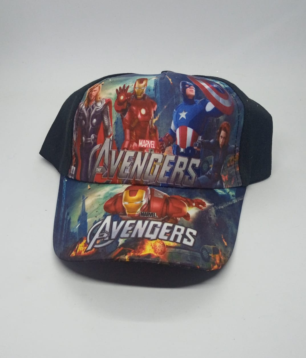 Gorra Avengers diseños varios, colores negro,azul,rojo