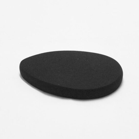 Cisne Chato Flat Black marca Jessamy. Nuestro Cisne Black es el aliado perfecto para aplicar tu base. Cisne Con ella, conseguirás una aplicación uniforme y sin derrames. Material: Látex. Beneficios: ¡Logra un acabado impecable! Ideal para aplicar primers, bases, correctores liquidos, logrando un acabado perfecto.